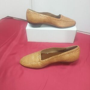 R Martegani boutique line Womans Heel SZ 9.5 D made in Italy leather beige.